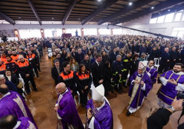 Zona cero del accidente ferroviario en sur de España se vuelca en funeral por las víctimas