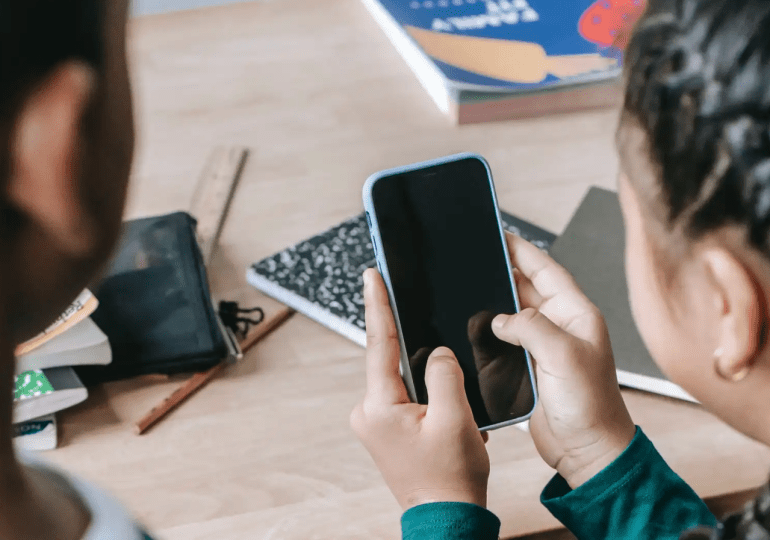 Los diputados franceses aprueban la prohibición de las redes sociales a menores de 15 años