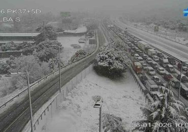 La nevada que deja la borrasca Kristin altera la movilidad en Madrid