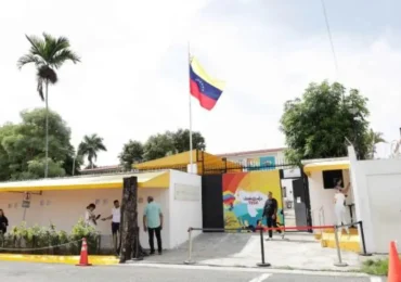 Video | Militarizan la embajada de Venezuela en República Dominicana tras el arresto de Nicolás Maduro