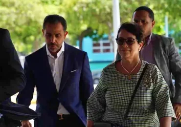 Vociferan "asesinos" a los hermanos Espaillat tras la salida de la sala de audiencias