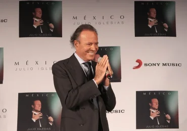 Dos exempleadas denuncian agresiones sexuales de Julio Iglesias, según medios en español