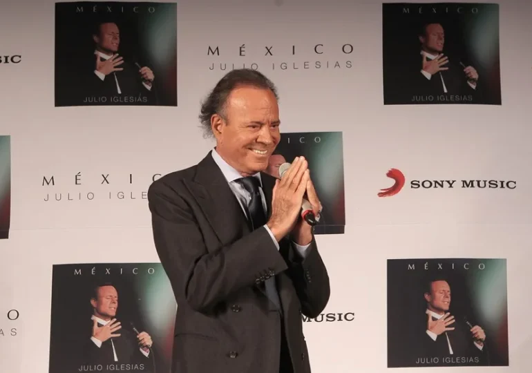 Dos exempleadas denuncian agresiones sexuales de Julio Iglesias, según medios en español