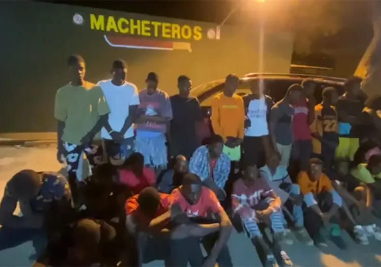 Video: Ejército intercepta miniván con 30 haitianos indocumentados en el municipio Esperanza de Valverde