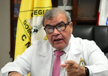 Senén Caba denuncia “mutismo cómplice” del Colegio Médico ante crisis del SeNaSa