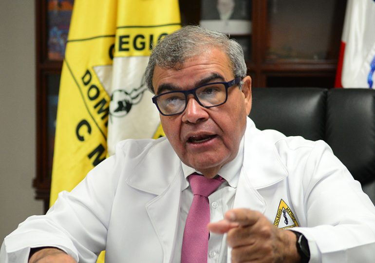 Senén Caba denuncia “mutismo cómplice” del Colegio Médico ante crisis del SeNaSa