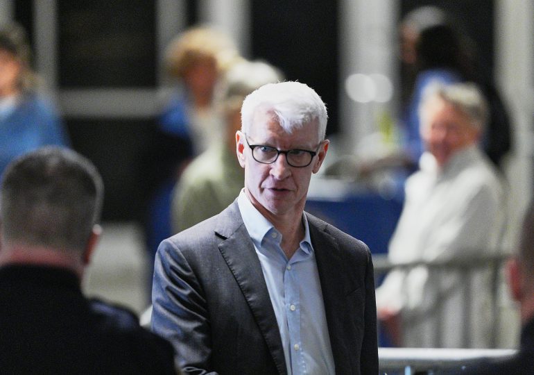 El periodista Anderson Cooper deja el programa '60 minutes' después de casi 20 años