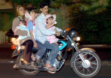 Irán aprueba que las mujeres puedan conducir motocicletas