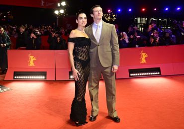 Incógnita despejada: Dua Lipa con Callum Turner en la alfombra roja de 'Rosebush Pruning'