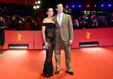 Incógnita despejada: Dua Lipa con Callum Turner en la alfombra roja de 'Rosebush Pruning'