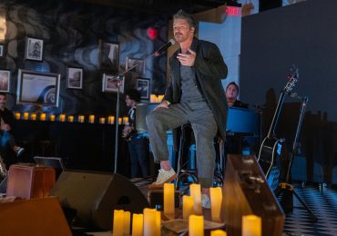 Ricardo Arjona viaja por sus éxitos y canta 'se acabaron las fronteras' en Nueva York