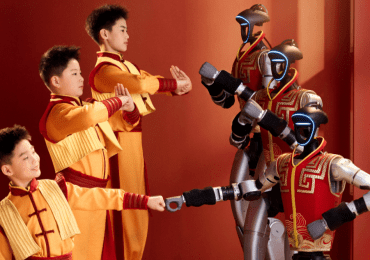 Robots humanoides y jóvenes realizan acrobacias en gala del Año Nuevo lunar