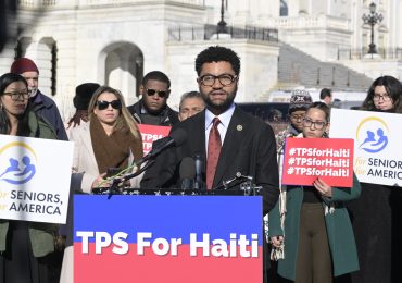 Jueza mantiene protección a 350.000 haitianos en EEUU, alivio temporal para los migrantes