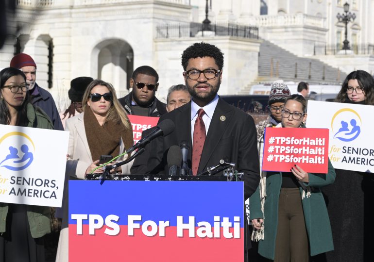 Jueza mantiene protección a 350.000 haitianos en EEUU, alivio temporal para los migrantes