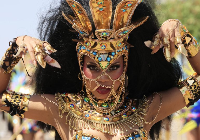 La Batalla de Flores, un río humano de música y color, abre el Carnaval de Barranquilla