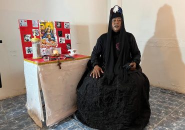 Actor dominicano Elvis Polanco presenta performance “Presagio” en Chile para honrar a víctimas de tragedia del Jet Set