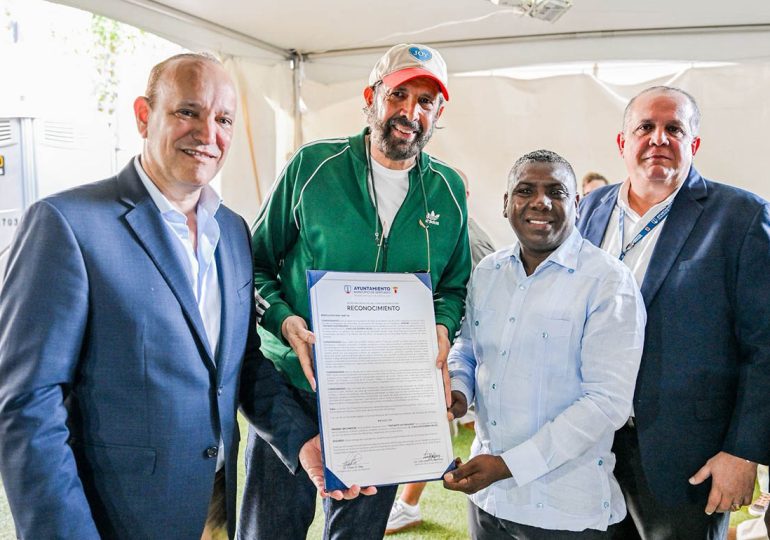 Ayuntamiento de Santiago declara a Juan Luis Guerra “Visitante Distinguido”