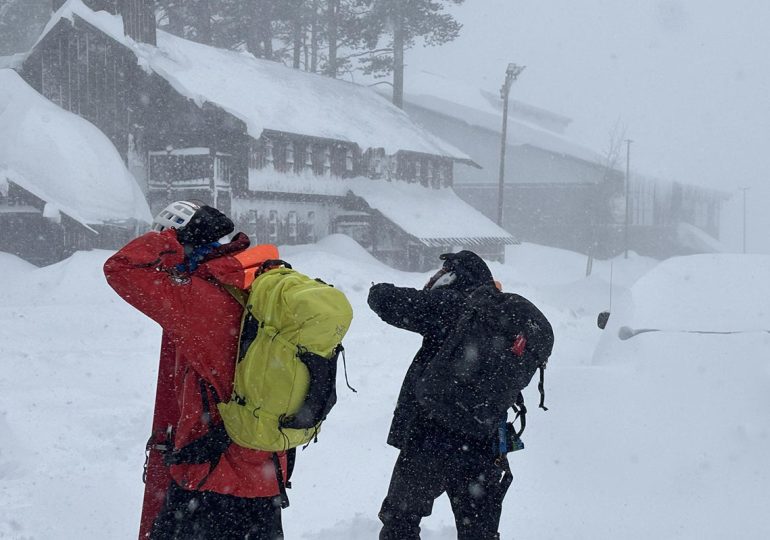 Buscan a diez esquiadores desaparecidos tras avalancha en el oeste de Estados Unidos