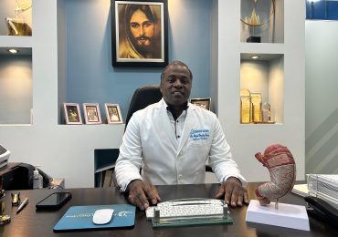 Cirujano Rafael González denuncia: “Aseguradoras autorizan cirugías, pero niegan materiales y condenan a pacientes a morir”