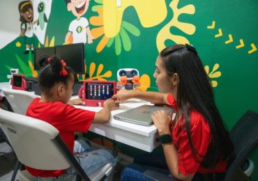 Banco Caribe dona Aula STEM a Acción Callejera en Santiago, impactando a más de 150 niños y adolescentes