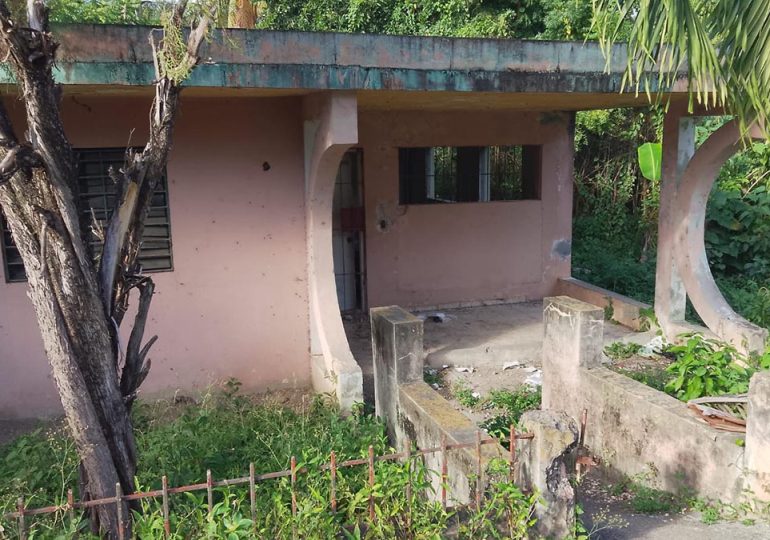 Dirigente comunitaria pide a INAPA retirar tuberías de su propiedad