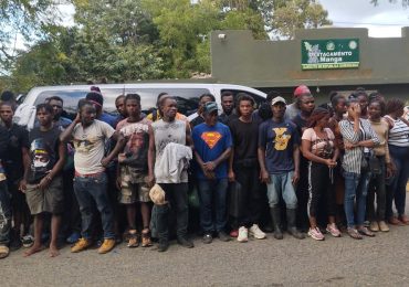 Video | Ejército intercepta minibús con 35 haitianos indocumentados en Montecristi