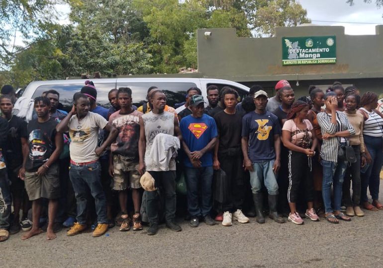 Video | Ejército intercepta minibús con 35 haitianos indocumentados en Montecristi