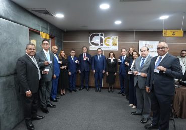Video | Pleno del Tribunal Superior Electoral y jueces suplentes reciben la nueva cédula de identidad y electoral en la JCE