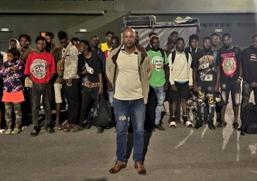 Ejército detiene camioneta con 26 haitianos indocumentados durante operativo en Constanza