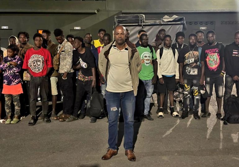 Ejército detiene camioneta con 26 haitianos indocumentados durante operativo en Constanza