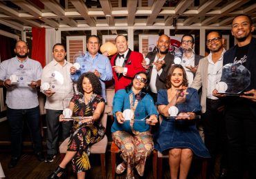 Premian a 10 cronistas que apoyan a los niños