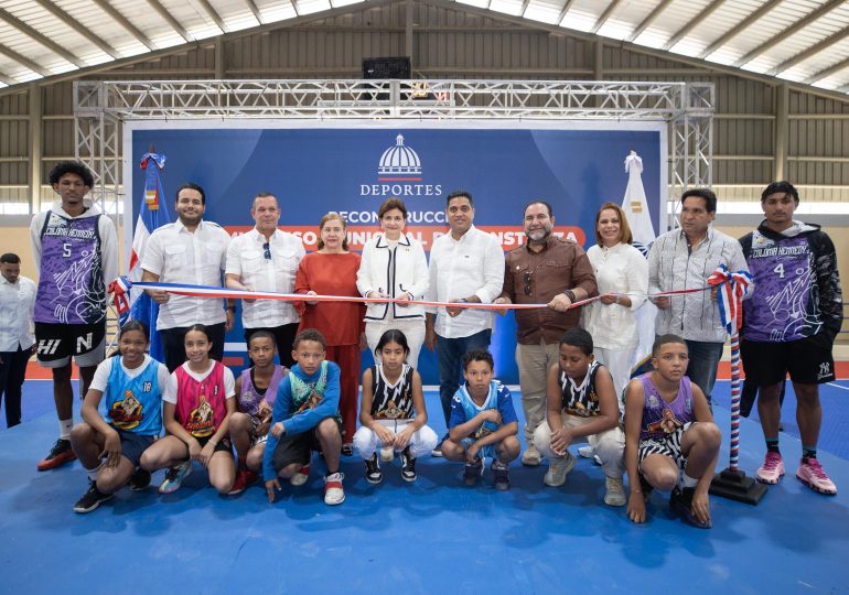 Raquel Peña encabeza entrega del remodelado Multiuso Municipal de Constanza