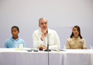 Presidente Abinader insta a jóvenes a estudiar carreras relacionadas con las ciencias y los idiomas que tienen una alta demanda nacional