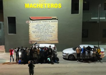 Ejército intercepta tres vehículos y detiene 28 haitianos indocumentados en Santiago Rodríguez y Valverde