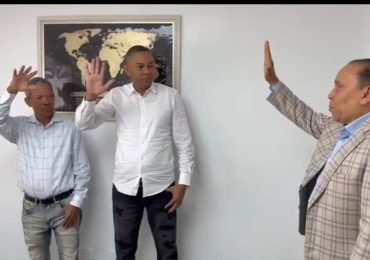 Dirigentes del PRM se juramentan en la Fuerza del Pueblo y proclaman a Leonel Fernández como opción presidencial para 2028