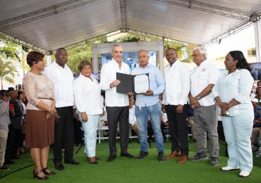 Presidente Abinader entrega 510 certificados de títulos de propiedad de 710 que contempló el proyecto El Valiente, que impacta a 2,840 personas de SDE