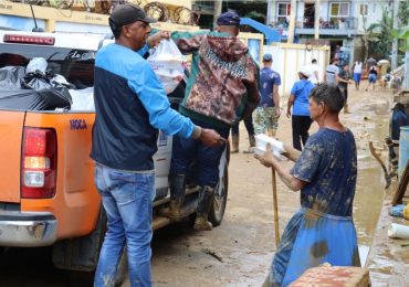 DASAC asiste a familias afectadas por inundaciones en las provincias Puerto Plata, María Trinidad Sánchez, Espaillat y Samaná El director general, Edgar Augusto Feliz Arbona