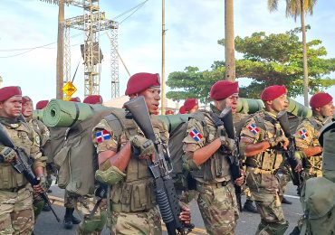 Presidente Abinader encabeza desfile militar con imponente demostración de capacidad y modernización de las fuerzas del orden