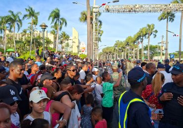 Miles de dominicanos disfrutan del desfile militar por el Día de la Independencia Nacional