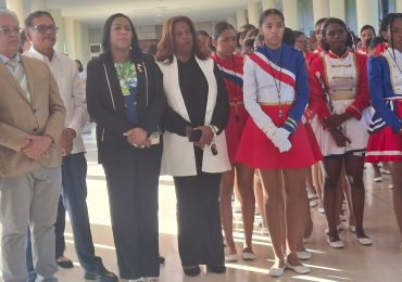 Maribel Lorenzo llama a renovar el compromiso con la patria y la educación en el Día de la Independencia Nacional