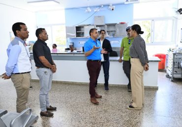 Dr. Julio Landrón supervisa labores de limpieza en Centro de Atención Primaria La Yagua en Gaspar Hernández
