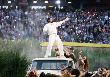 VIDEO | Bad Bunny agradece a equipo de trabajo tras culminar presentación en Super Bowl