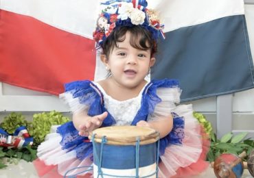 Hija de La Materialista protagoniza fotografías en honor a la Independencia Nacional
