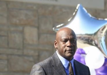 Michael Jordan se emociona hasta las lágrimas al inaugurar su cuarta clínica gratuita