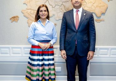 Omar Fernández se reúne con la embajadora Leah Francis Campos para fortalecer cooperación bilateral