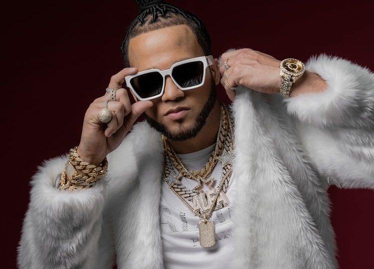 El Alfa recibe la nueva cédula en jornada de modernización de la Junta Central Electoral