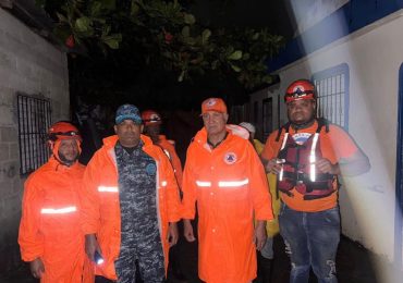 Rescatan a ocho personas, incluidos seis menores, tras inundaciones en Nagua