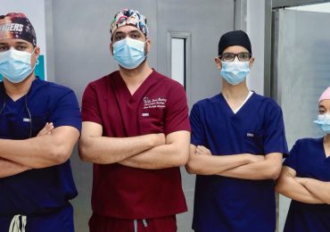 3 jóvenes neurocirujanos realizan primera cirugía cerebral con paciente despierto en el país