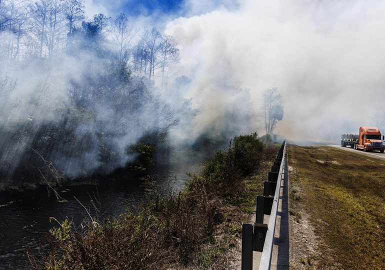 Video | Incendio de más de 10.000 hectáreas se expande sin control en los Everglades en Florida