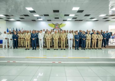 Ministerio de Defensa reconoce a oficiales por su trayectoria y años de servicio